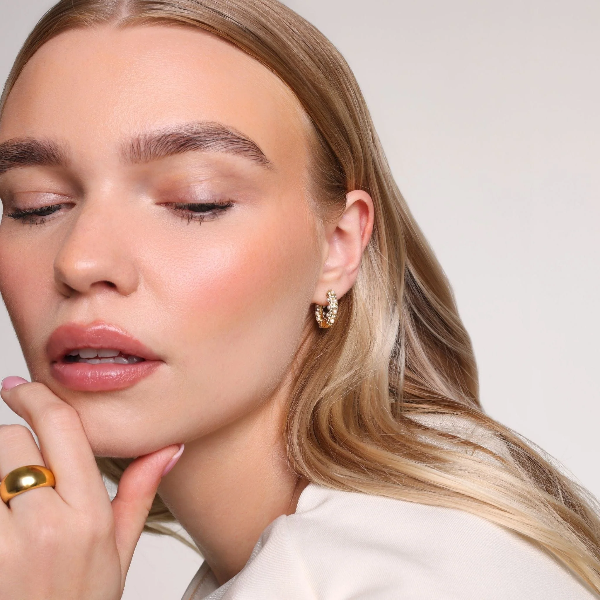 Alice Pearl Hoop Earrings - Image 4