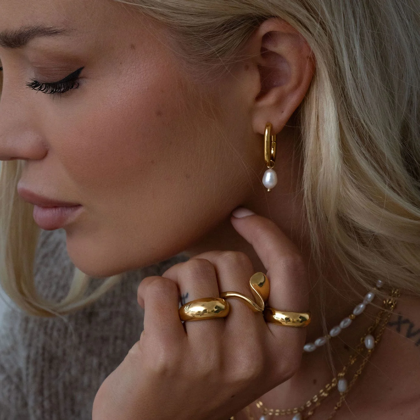 Bora Bora Pearl Hoop Earrings - Image 4