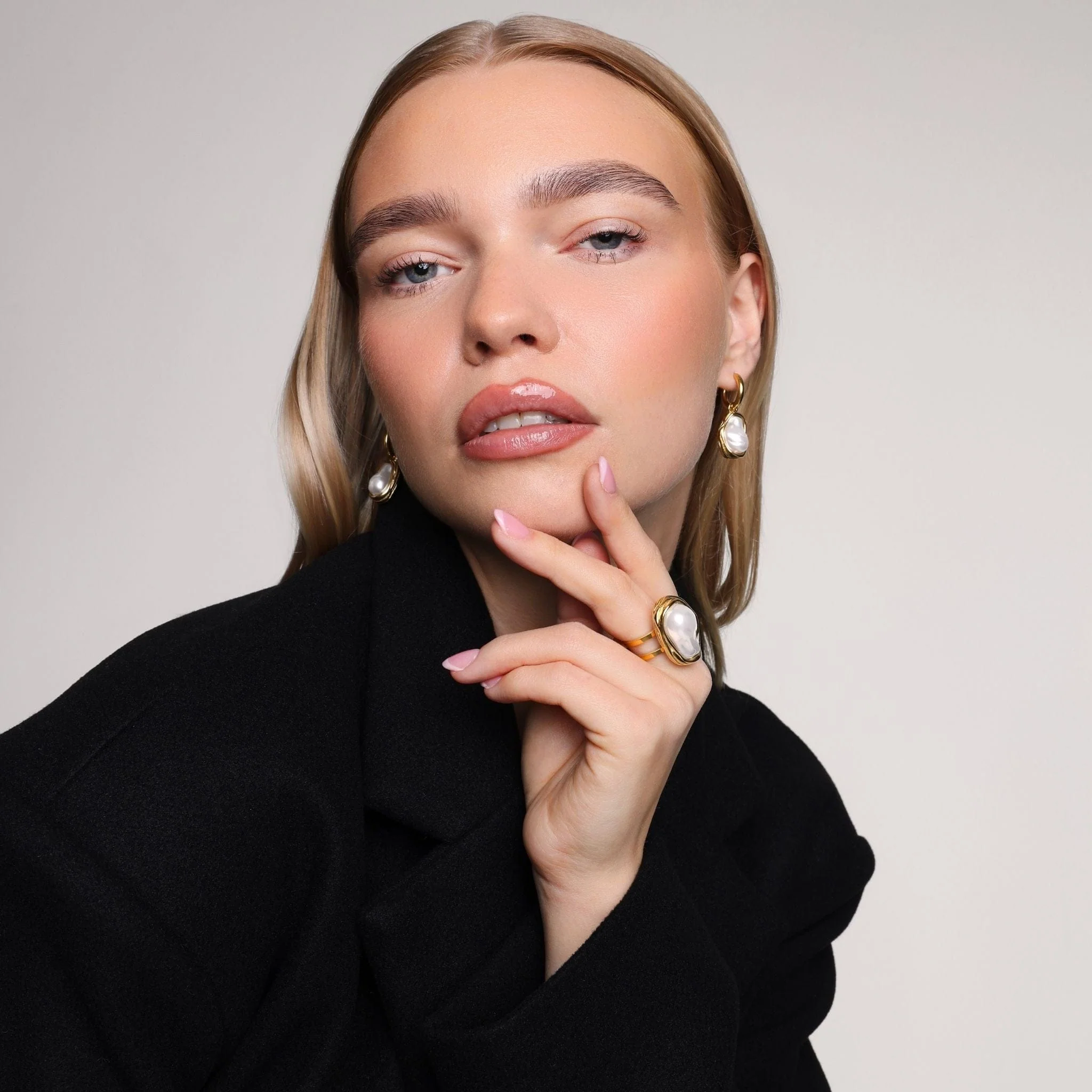 Laurel Pearl Hoop Earrings - Image 5